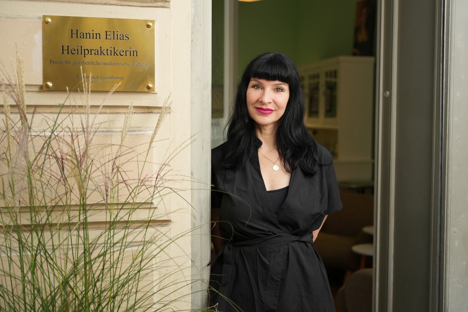 Hanin Elias am Eingang ihrer Praxis